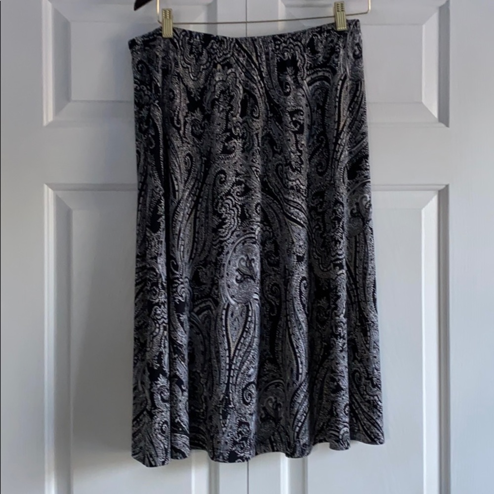 Black and white paisley pull on skirt